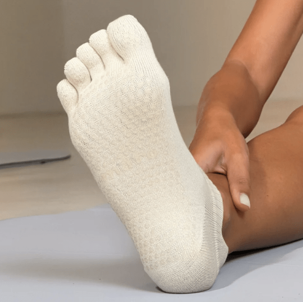 The sole of a person's foot in Maro grippy toe socks