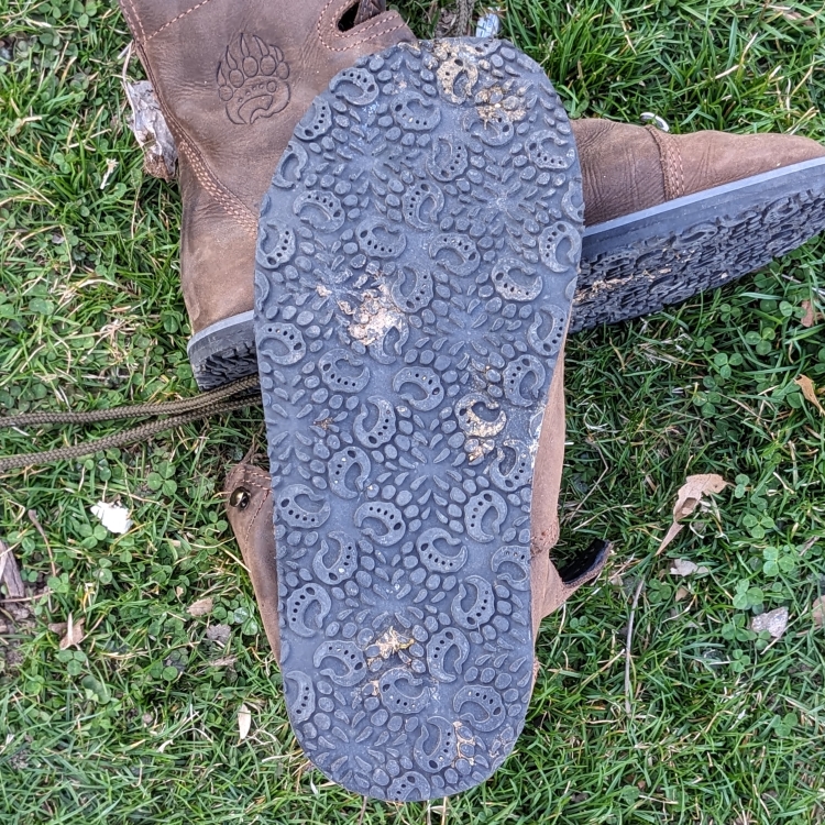 Detailed look at the Bearfoot Bruins work boots outsole with an extra wide straight fit and wide toe box