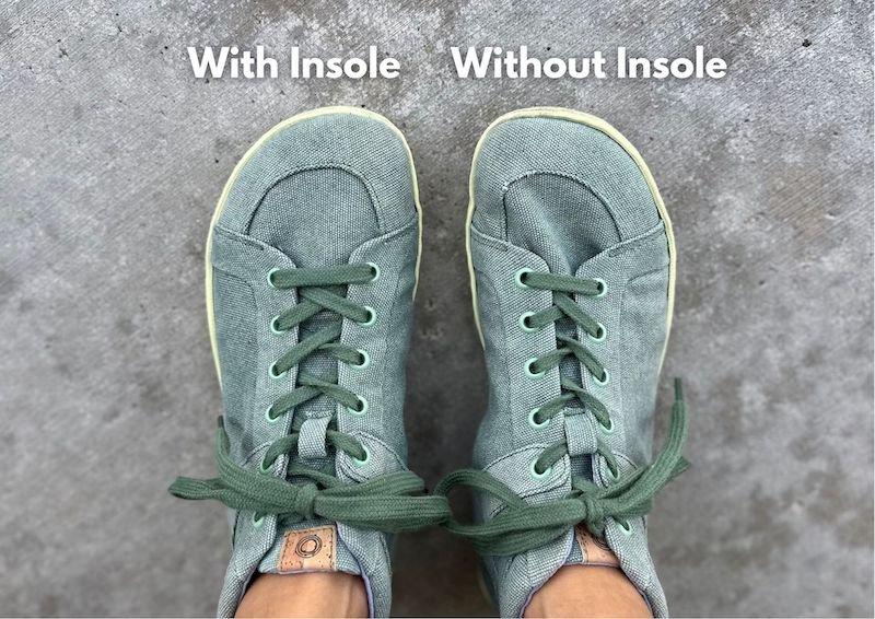 Top down view of a person's feet in a pair of Mukishoes high tops. The left shoe is labeled With Insole and shows a much nicer fit on low volume feet. The right shoe is labeled Without Insole and the shoe is visibly loose around the foot