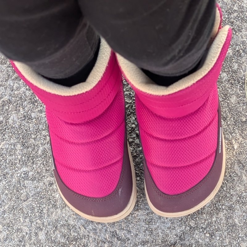 Top down view of wide toe box Be Lenka Ailo snow boot in berry pink