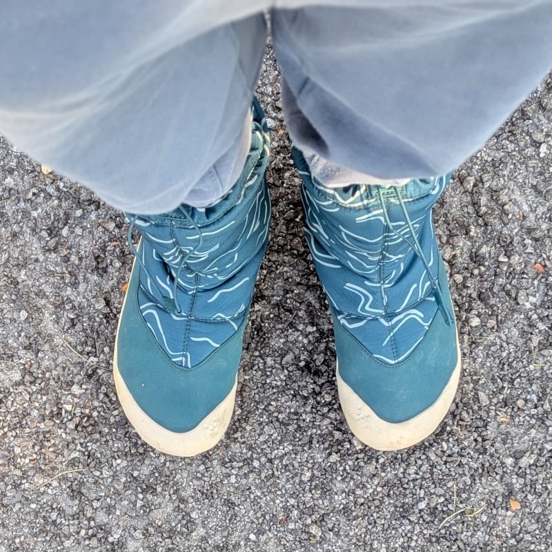 Top down view of a pair of Vivobarefoot Tracker AT waterproof warm winter snow boots with a wide toe box and easy to put on style